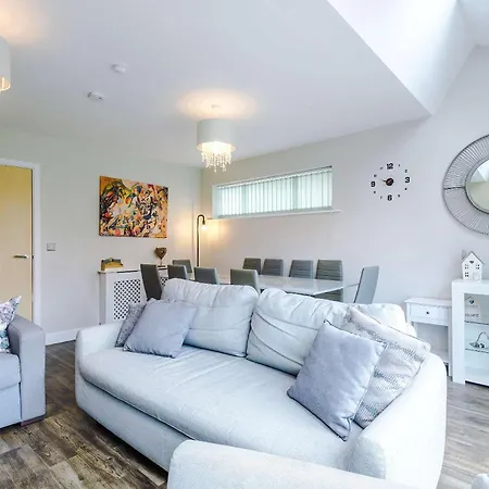 Large Townhouse By The Etihad & Coop Live Arena With Free Parking *