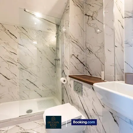 Luxury Retreat For 10 - Short Lets & Serviced With Hot Tub And Spacious Garden