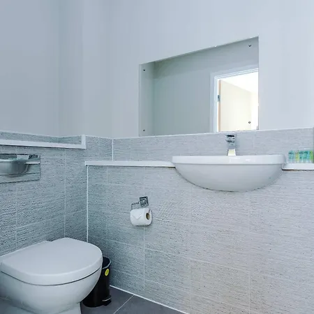 Large Townhouse By The Etihad & Coop Live Arena With Free Parking Feriehus