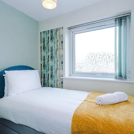 Large Townhouse By The Etihad & Coop Live Arena With Free Parking Feriehus