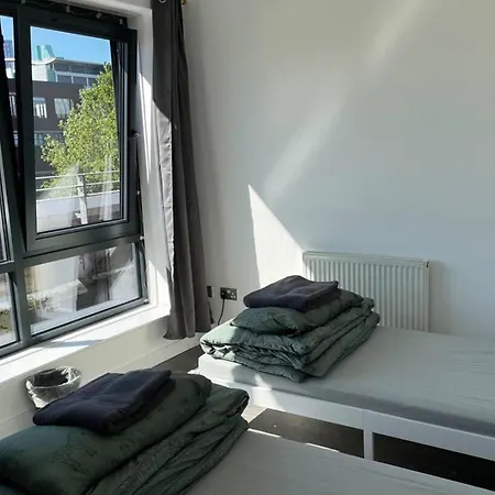 2-bed Sleeps 5 - Free Parking - Balcony * מנצ'סטר