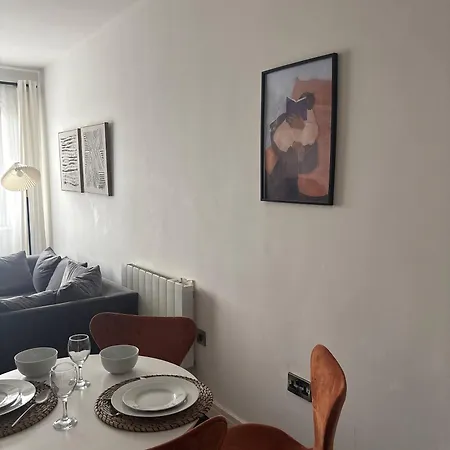 Apartment Sleeps 4 + Free Parking