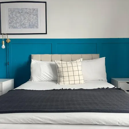 Modern Sleeps 4 & Free Parking Manchester