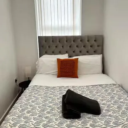 The Failsworth Collection - Stylish With Free Parking Apartment *
