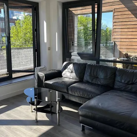 2-bed Sleeps 5 - Free Parking - Balcony