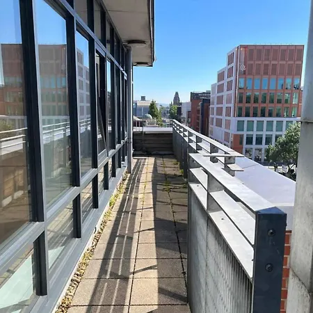 2-bed Sleeps 5 - Free Parking - Balcony