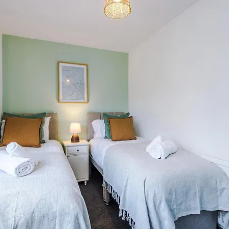 Stylish - 5g Wifi - Free Off-road Parking - Sleeps 6 *