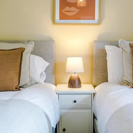 Stylish - 5g Wifi - Free Off-road Parking - Sleeps 6