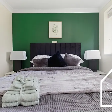 Vakantiehuis Spacious 4 Bedroom House With Pool Table And Pac-man Games In The Centre Manchester