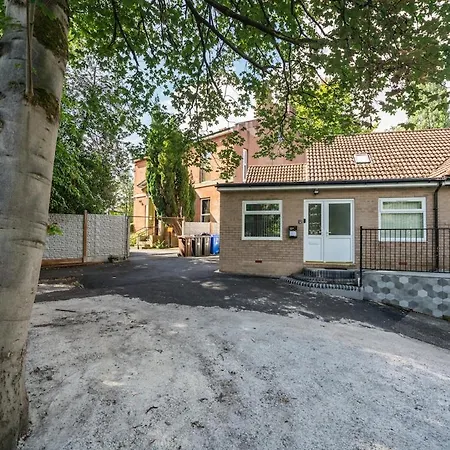 בית נופש Modern 4-bed Retreat In Prestwich, Perfect For Weekend Getaways *