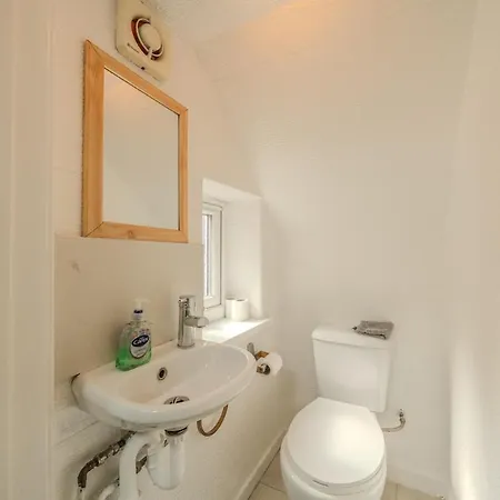 Modern 4-bed Retreat In Prestwich, Perfect For Weekend Getaways מנצ'סטר