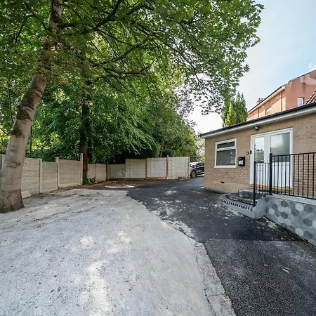 Dom wakacyjny Modern 4-bed Retreat In Prestwich, Perfect For Weekend Getaways Manchester