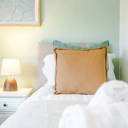 Stylish - 5g Wifi - Free Off-road Parking - Sleeps 7 度假居