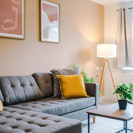 Modern 3 Bedroom - Driveway Parking For 2 Vehicles, Close To Centre