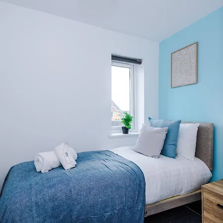 Modern 3 Bedroom - Driveway Parking For 2 Vehicles, Close To Centre Manchester