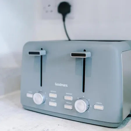 Stylish - 5g Wifi - Free Off-road Parking - Sleeps 7 *