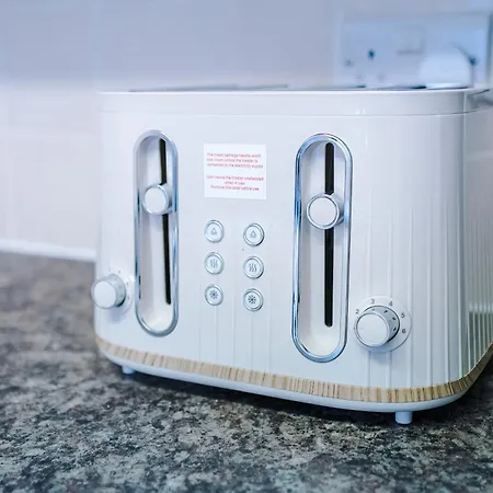 Modern 3 Bedroom - Driveway Parking For 2 Vehicles, Close To Centre * マンチェスター