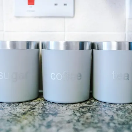 Modern 3 Bedroom - Driveway Parking For 2 Vehicles, Close To Centre Ferienhaus *