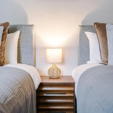 Stylish 3 Bedroom - Free Parking, Smart Tv, Sleeps 8 Ferienhaus *