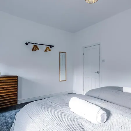 Feriehus Stylish 3 Bedroom - Free Parking, Smart Tv, Sleeps 8 *