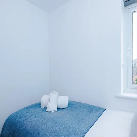 Modern 3 Bedroom - Driveway Parking For 2 Vehicles, Close To Centre Manchester