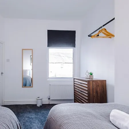 Stylish 3 Bedroom - Free Parking, Smart Tv, Sleeps 8