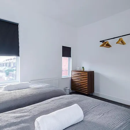 Feriehus Stylish 3 Bedroom - Free Parking, Smart Tv, Sleeps 8 *