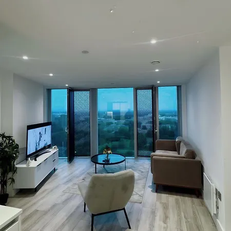 Modern 2 Bed Penthouse With Stunning Views In Center דירה *