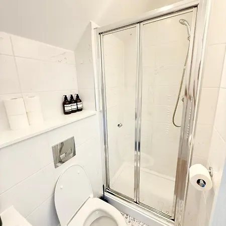 With Free Parking, Close To Media * Manchester