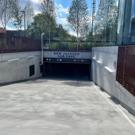 Modern 2 Bed Penthouse With Stunning Views In Center דירה