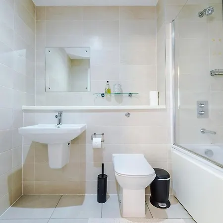 10%Offlastminbusinessleisurewifisalford Апартаменты *