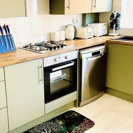 3-bedroom Gem In With Free Parking مانشستر