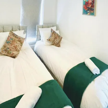 3-bedroom Gem In With Free Parking *