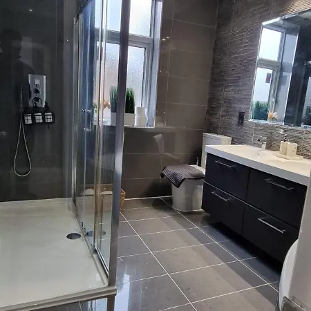 Modern 4 Bedroom Victorian Private Detached Close To *