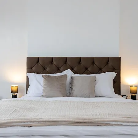 Modern 4 Bedroom Victorian Private Detached Close To וילה