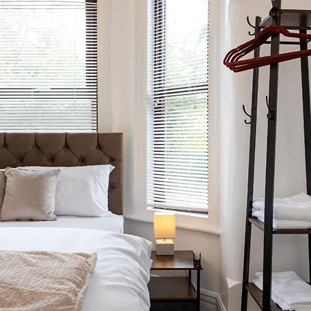 Modern 4 Bedroom Victorian Private Detached Close To Вилла