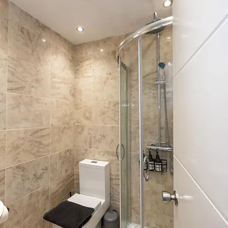 Modern 4 Bedroom Victorian Private Detached Close To וילה