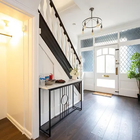 Modern 4 Bedroom Victorian Private Detached Close To *