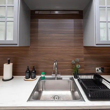 Modern 4 Bedroom Victorian Private Detached Close To Вилла