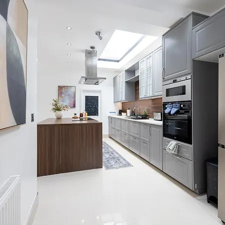 Modern 4 Bedroom Victorian Private Detached Close To וילה *