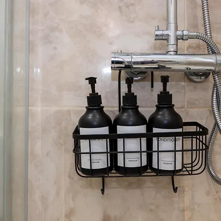 Modern 4 Bedroom Victorian Private Detached Close To וילה