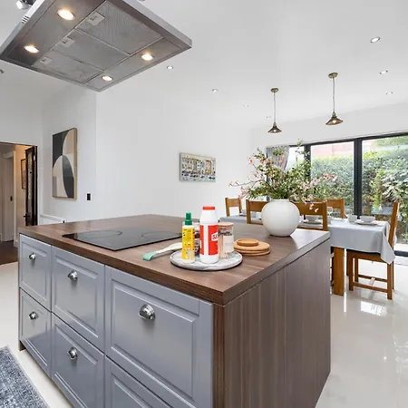 Modern 4 Bedroom Victorian Private Detached Close To וילה