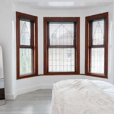 Modern 4 Bedroom Victorian Private Detached Close To * מנצ'סטר