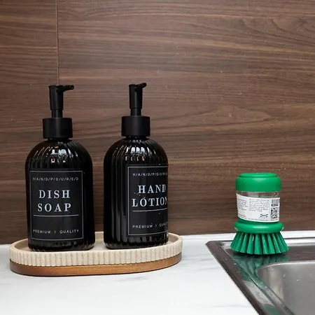 Modern 4 Bedroom Victorian Private Detached Close To מנצ'סטר