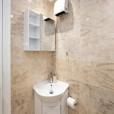 Modern 4 Bedroom Victorian Private Detached Close To מנצ'סטר