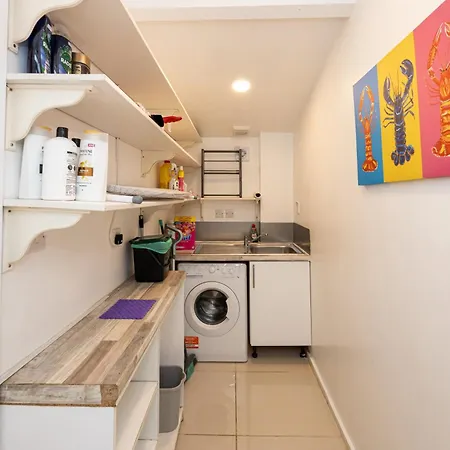 Modern 4 Bedroom Victorian Private Detached Close To מנצ'סטר