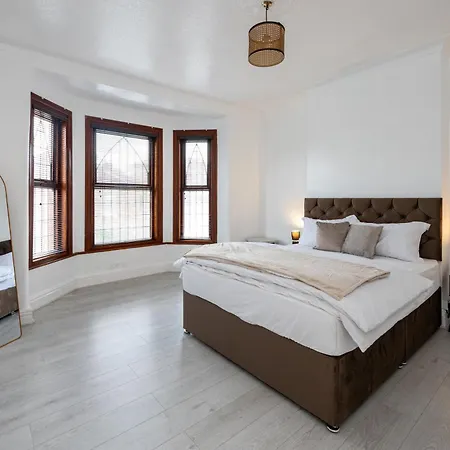 Modern 4 Bedroom Victorian Private Detached Close To *