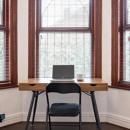 Modern 4 Bedroom Victorian Private Detached Close To וילה