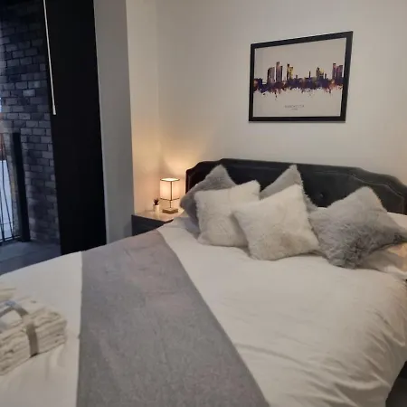 Luxury 2 Bed Apartment, With A Balcony & Canal View In Centre! شقة *