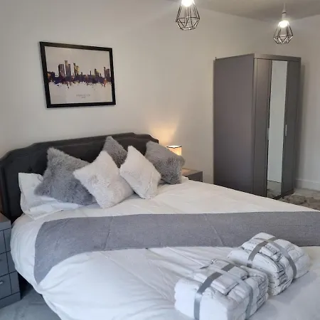 شقة Luxury 2 Bed Apartment, With A Balcony & Canal View In Centre! *